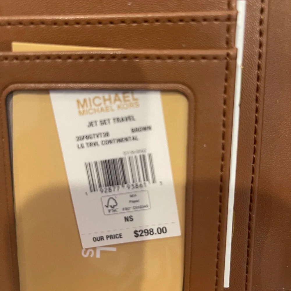 Michael Kors Tan Jet Set Travel Wallet - Picture 4 of 4